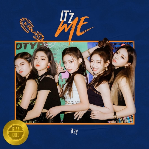 La imagen, proporcionada por la agencia de K-pop JYP Entertainment, conmemora el certificado de oro obtenido por su grupo femenino ITZY, su éxito de 2020, "Wannabe". El certificado fue otorgado por la RIAA. (Prohibida su reventa y archivo)