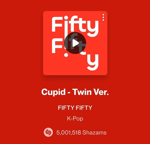 La imagen, sin fechar, capturada de Shazam, muestra la portada de "Cupid (Twin Version)", del grupo femenino de K-pop Fifty Fifty, que superó los 5 millones de reproducciones en la plataforma musical. (Prohibida su reventa y archivo)