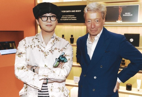 En esta fotografía, sin fechar, proporcionada por Galaxy Corp, se muestra a G-Dragon (izda.), el principal rapero de la banda de K-pop BIGBANG, posando para las fotografías con Frederic Malle, el fundador de la prestigiosa marca francesa de perfumes Editions de Parfums Frederic Malle. (Prohibida su reventa y archivo)