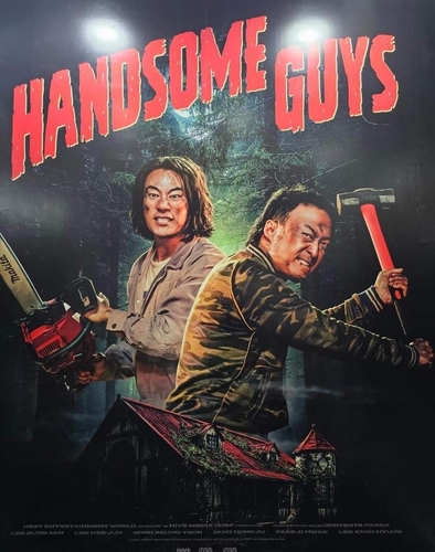 La imagen, proporcionada, el 12 de junio de 2024, por Next Entertainment World, muestra el póster de la película surcoreana "Handsome Guys". (Prohibida su reventa y archivo)