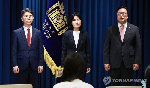 La foto muestra al nominado a nuevo jefe de la FSC, Kim Byoung-hwan (dcha.), la nominada a presidenta de la KCC, Lee Jin-sook (centro), y el nominado a ministro de Medio Ambiente, Kim Wan-sup, participando en una conferencia de prensa, el 4 de julio de 2024, en la oficina presidencial de Corea del Sur, en Seúl.