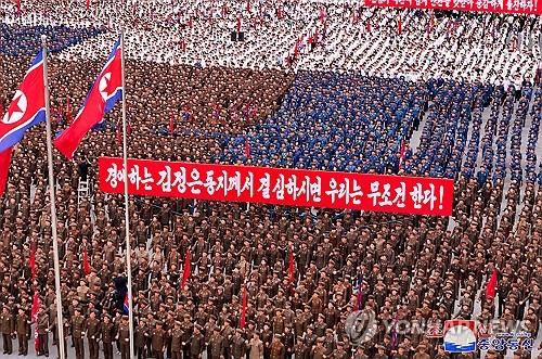 La foto, proporcionada por la KCNA, muestra una ceremonia realizada, el 6 de agosto de 2024, en Pyongyang, en la que el líder norcoreano designó a una brigada juvenil para llevar a cabo las labores de restauración en la ciudad de Sinuiju y la comarca de Uiju, afectadas gravemente por las inundaciones. (Uso exclusivo dentro de Corea del Sur. Prohibida su distribución parcial o total) 