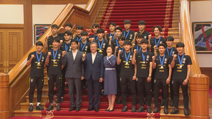 文大統領　Ｕ２０Ｗ杯で準優勝の選手と夕食会（６月２０日）