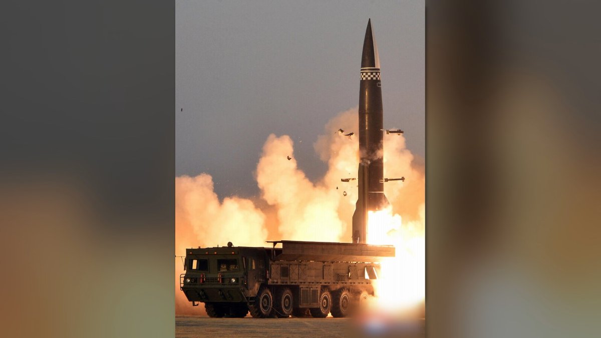 Corea del Norte dice que realizó pruebas de sus nuevos misiles tácticos guiados
