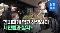 [영상] 김치찌개 점심 후 거리 산책…尹당선인, 유모차 아기 만나자