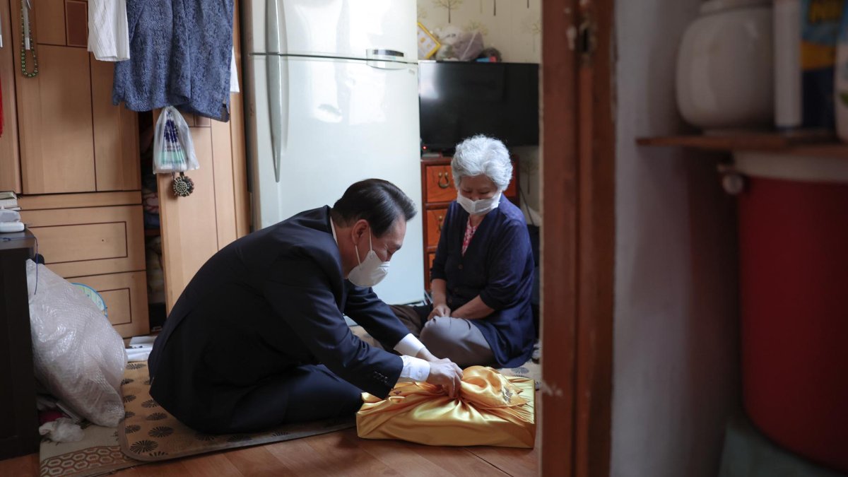 Yoon visita a las personas de la tercera edad antes del 'Chuseok'