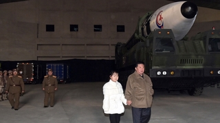 زعيم كوريا الشمالية يتفقد إطلاق اختبار صاروخ باليستي عابر للقارات ويعلن ردا نوويا حازما على التهديدات