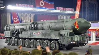 الزعيم الكوري الشمالي يحضر العرض العسكري الأخير حيث تم الكشف عن صواريخ باليستية عابرة للقارات
