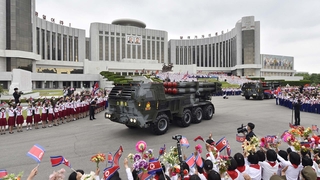 El grupo juvenil de Corea del Norte dona lanzacohetes múltiples al Ejército