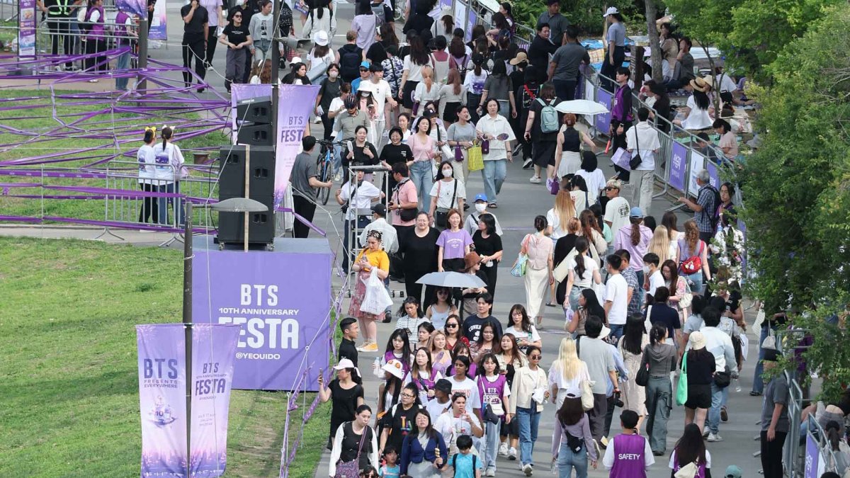 'BTS 10주년' 보랏빛으로 물든 여의도…RM도 등장
