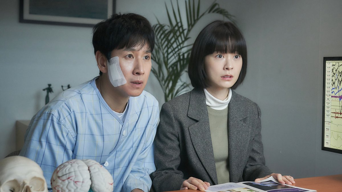 정유미·이선균 '잠' 3주째 1위…'가문의 영광6' 2위