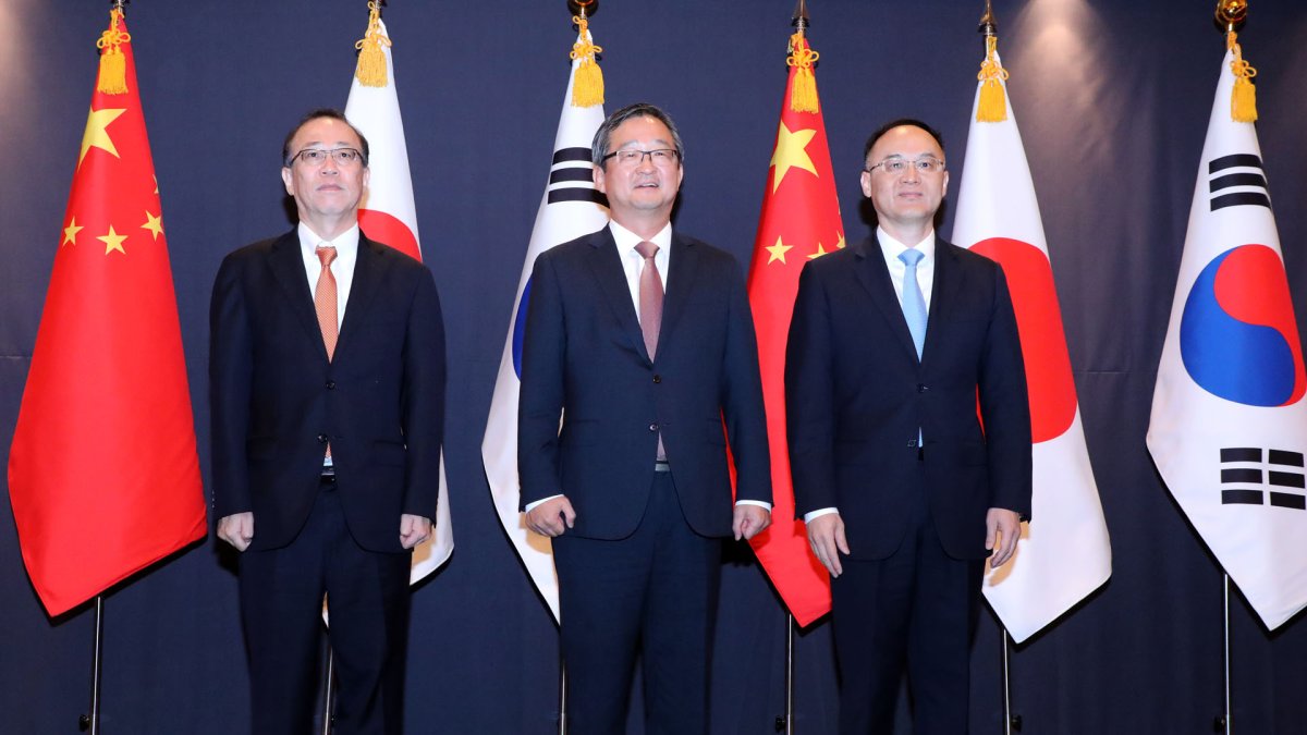 Corea del Sur, China y Japón acuerdan sostener una cumbre tripartita lo antes posible