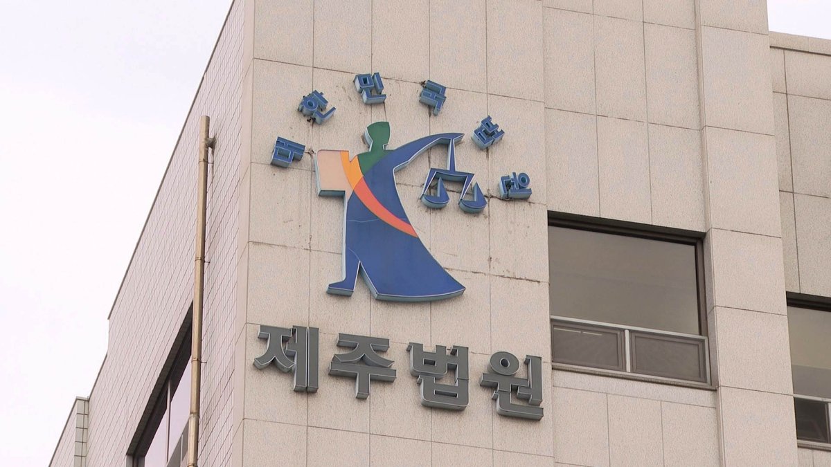 학교 화장실 등서 수백차례 몰카 찍은 10대에 징역 4년