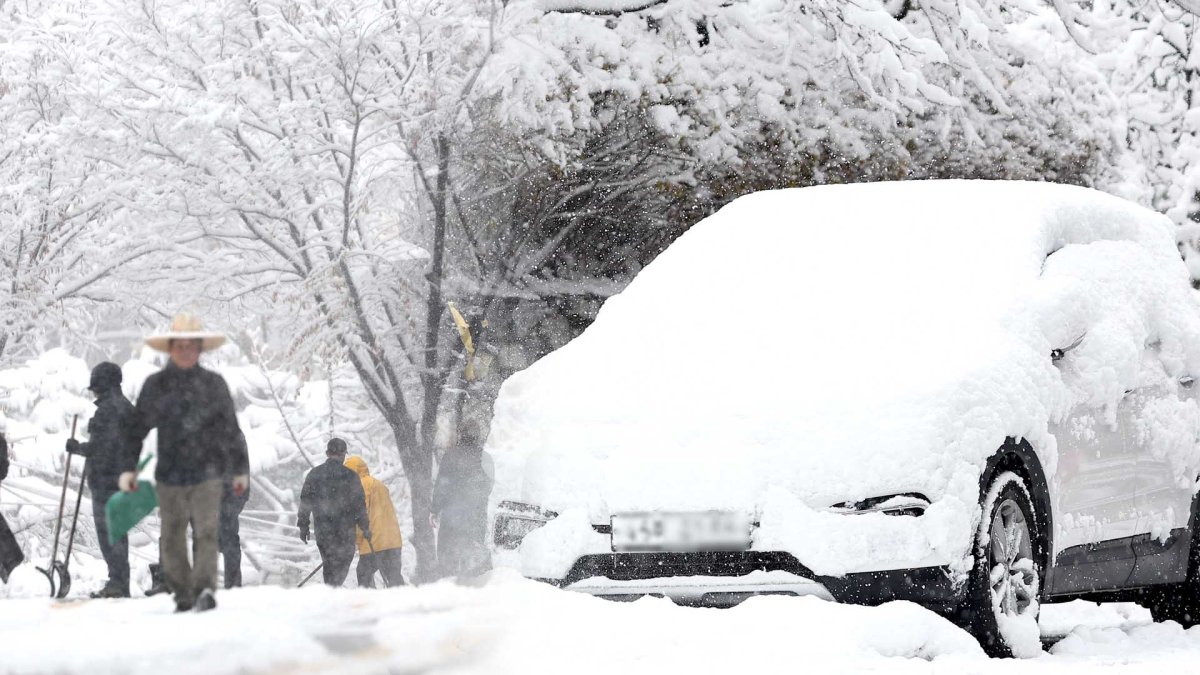 Una fuerte nevada de hasta 40 centímetros cubre Seúl por 2º día