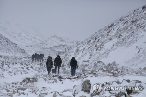 지난 3월 11일 네팔 로부체에서 등반객들이 에베레스트 베이스캠프를 향해 이동하고 있다.[AP=연합뉴스 자료사진]
