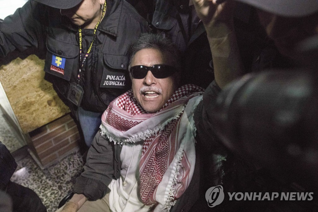 콜롬비아 검찰 직원들에 의해 법정으로 호송되는 세욱시스 파우시아스 에르난데스 전 콜롬비아무장혁명군(FARC) 사령관 [AP=연합뉴스 자료 사진]