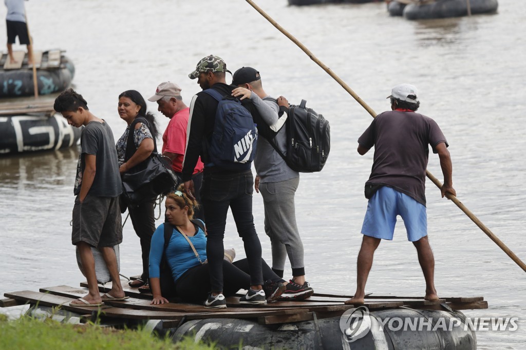 과테말라-멕시코 국경을 가로지르는 강을 넘어멕시코에 도착한 쿠바 이민자들 [AP=연합뉴스]