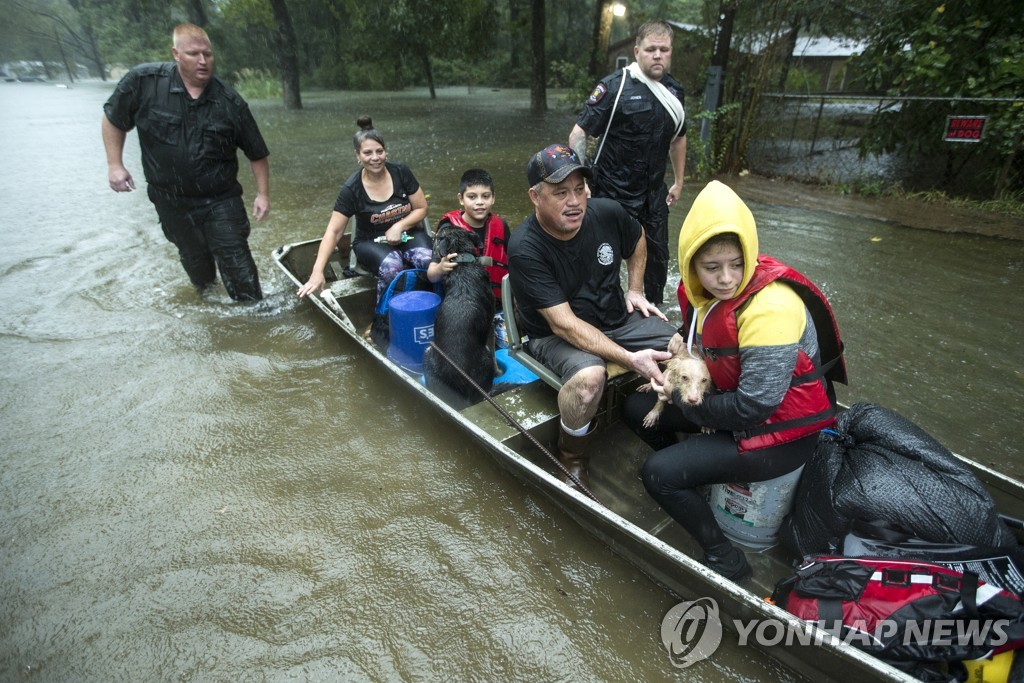 '이멜다'가 부른 홍수로 대피하는 미국 텍사스 주민들