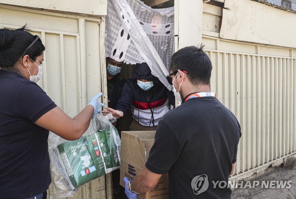 격리 신자에게 생필품 전달하는 칠레 당국