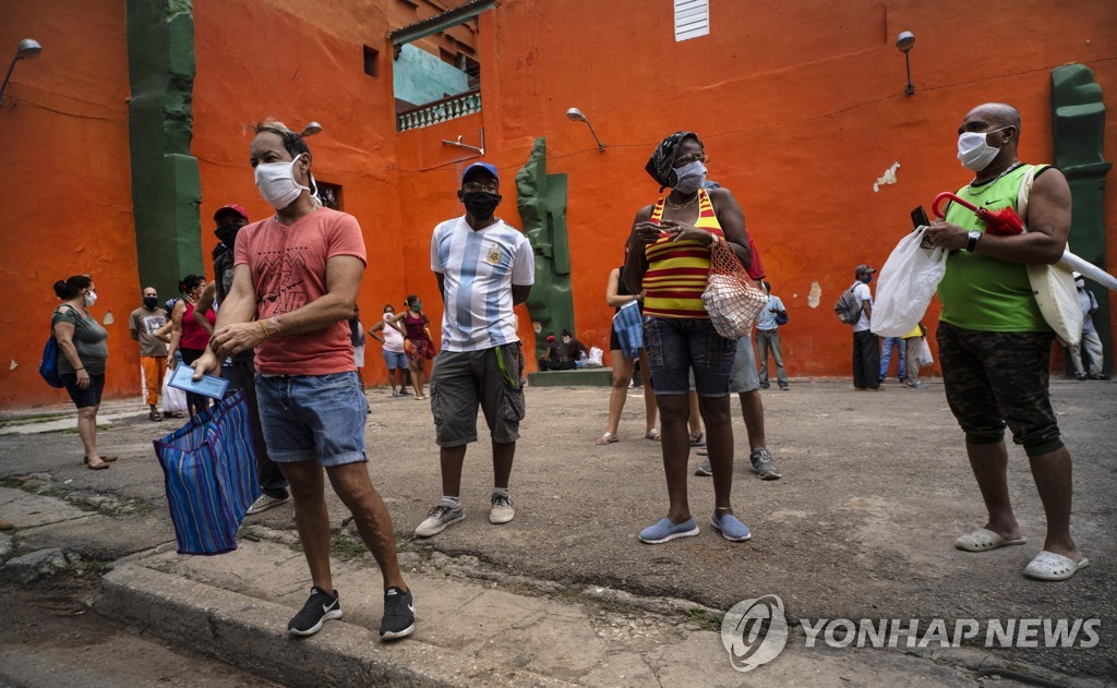 13일(현지시간) 신종 코로나바이러스 감염증 확산방지를 위해 마스크를 쓴 쿠바 시민들. [AP=연합뉴스 자료사진]