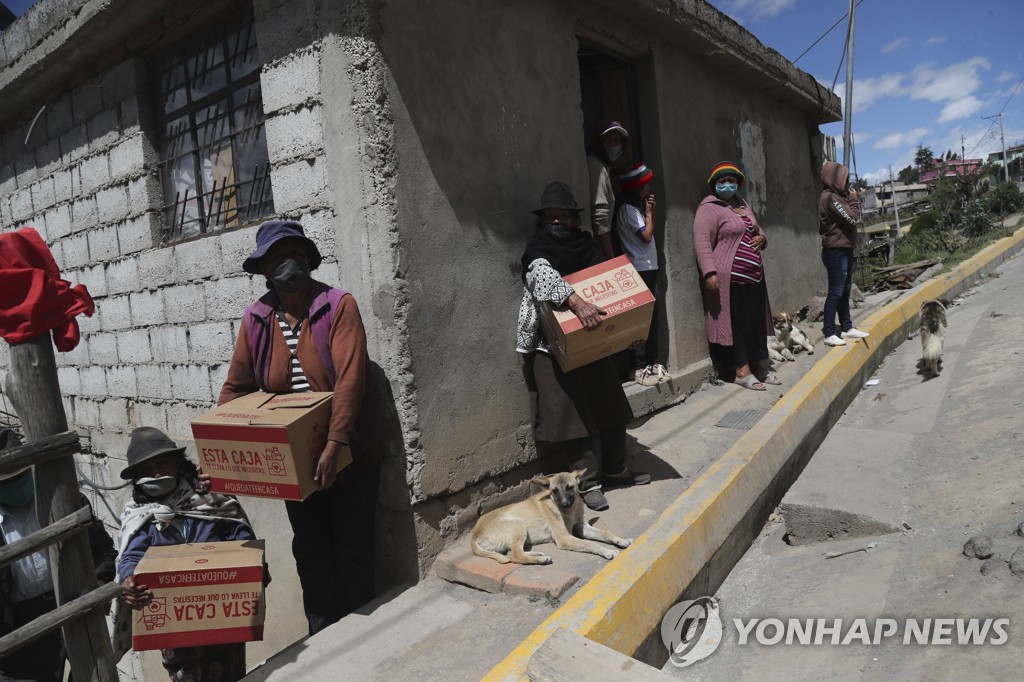 정부가 배포한 식량 상자 받아든 에콰도르 키토 외곽 주민들