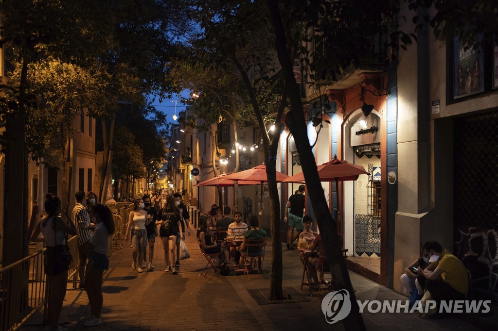 밤 시간대 스페인 바르셀로나 식당가 풍경 [AP=연합뉴스]