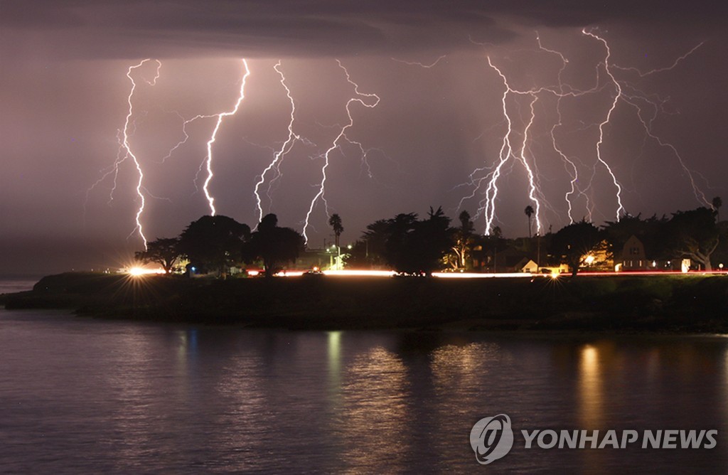 샌타크루즈 상공에 깔린 뇌운