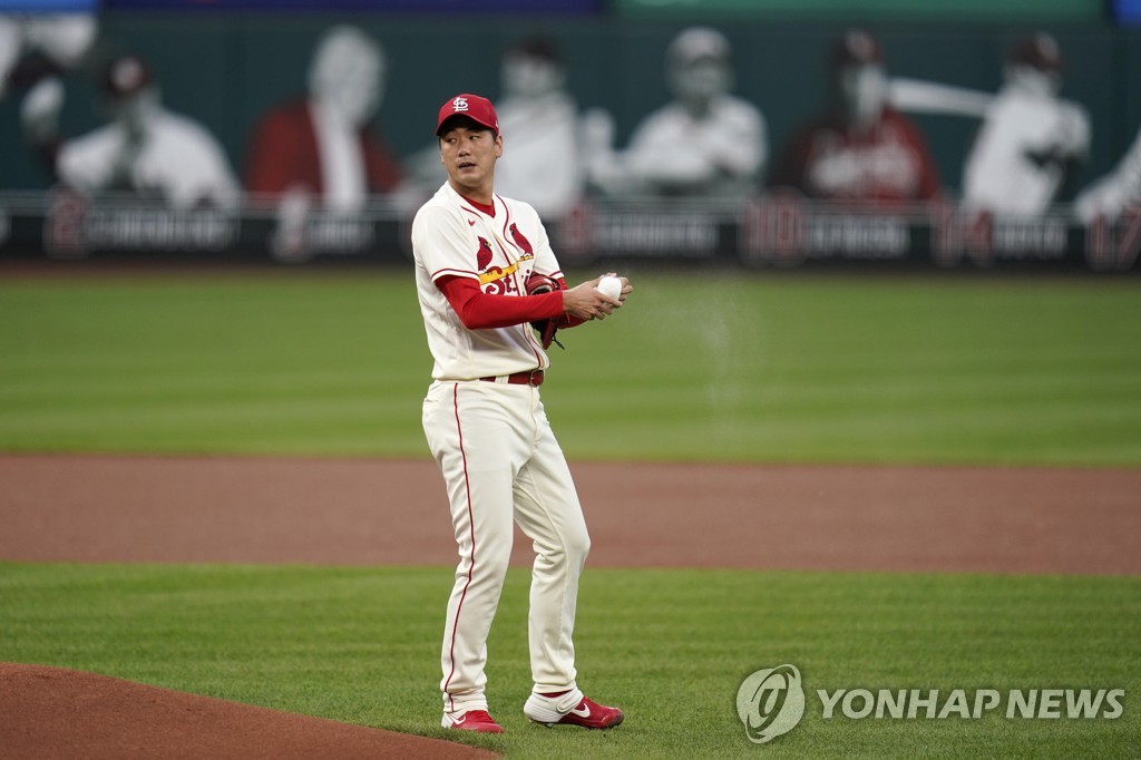 In this Associated Press file photo from Aug. 22, 2020, Kim Kwang-hyun of the St. Louis Cardinals prepares to pitch against the Cincinnati Reds in the top of the first inning of a Major League Baseball regular season game at Busch Stadium in St. Louis. (Yonhap)