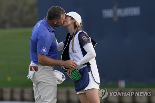 웨스트우드, 플레이어스 챔피언십 3R 2타 차 선두…김시우 11위