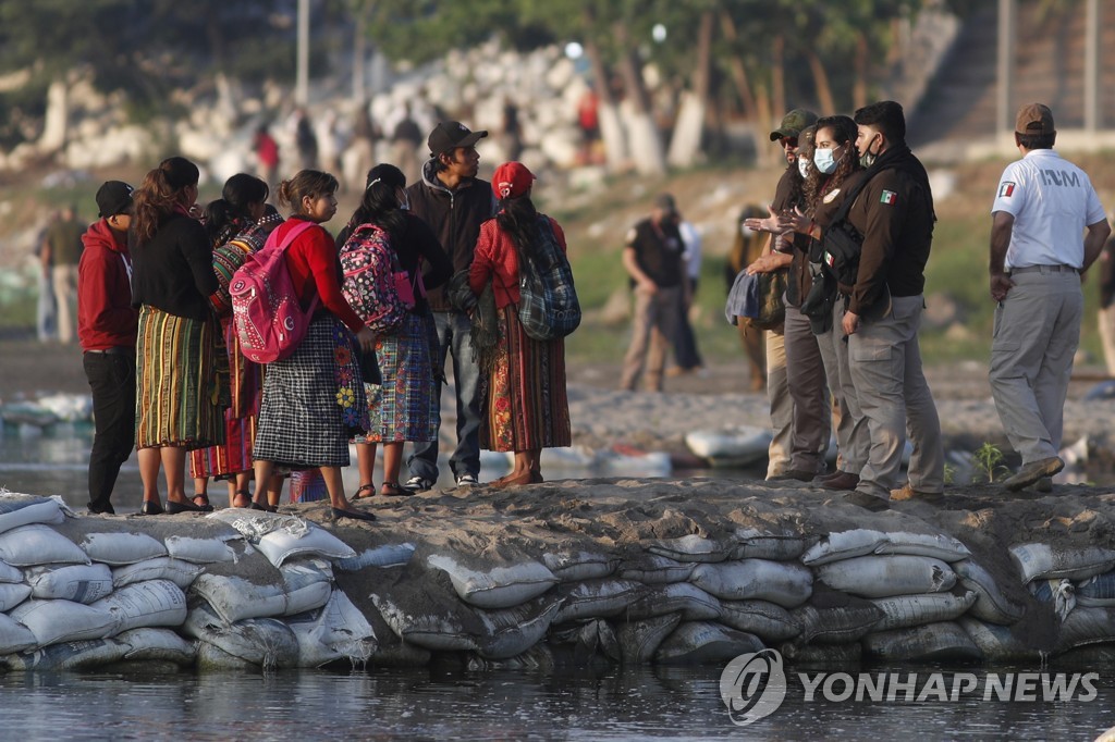 멕시코·과테말라 국경에서 입국 과테말라인 신분증 확인하는 멕시코 이민당국