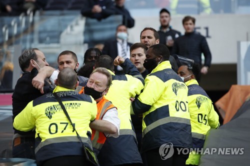 뿔난 토트넘 팬들, 야유에 난동까지…케인과는 작별 인사?