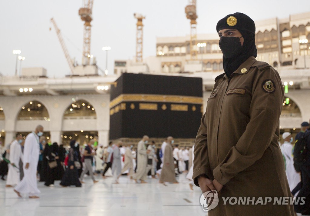 사우디 메카 대사원 지키는 여성 보안요원