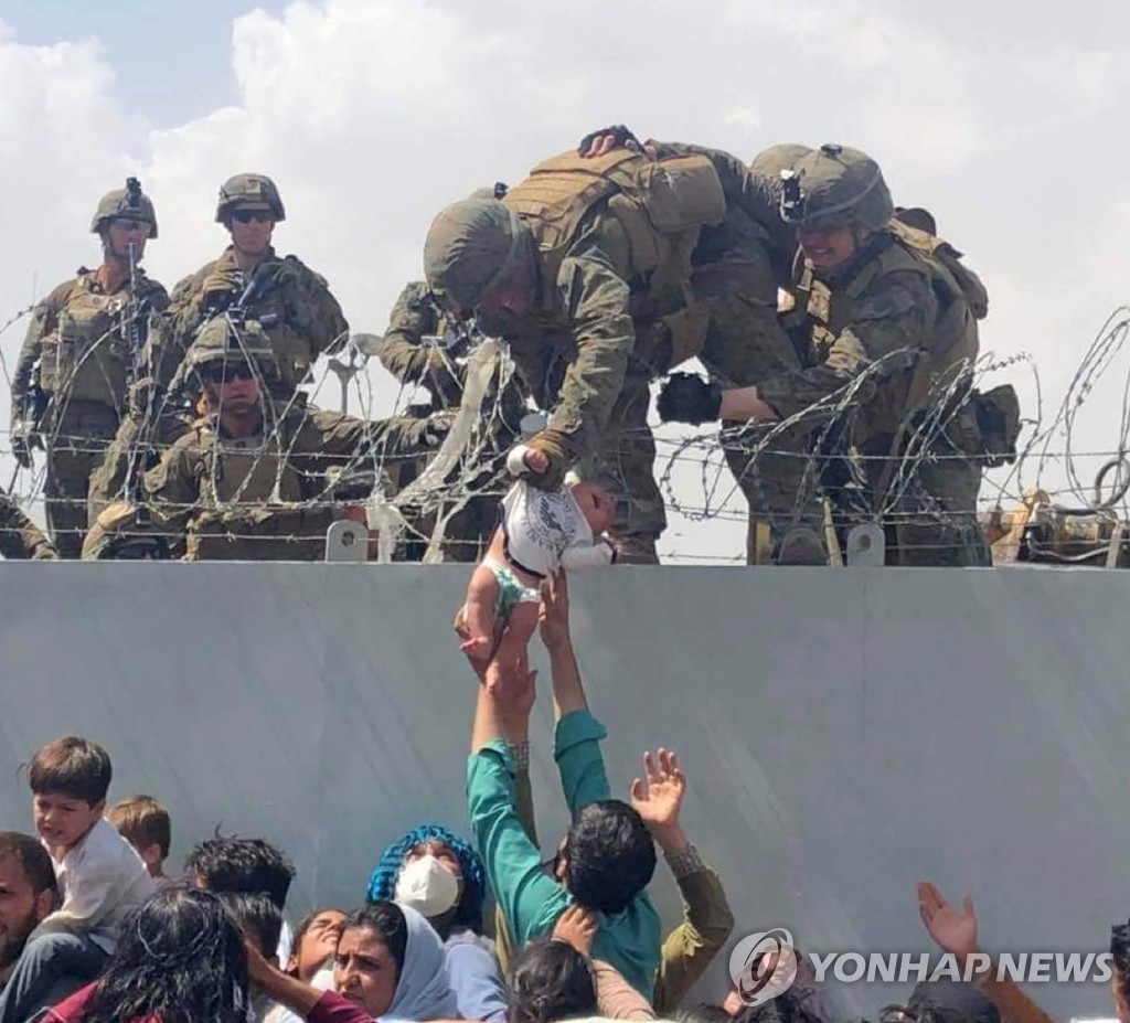아프가니스탄 카불 공항에서 아기만이라도 미군에 넘기는 현지인