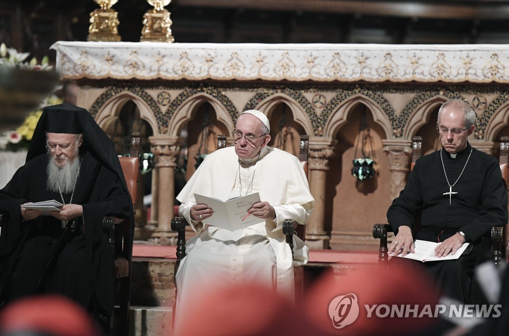 프란치스코 교황(가운데)과 바르톨로메오스 총대주교(왼쪽), 저스틴 웰비 대주교. [AP=연합뉴스 자료사진]