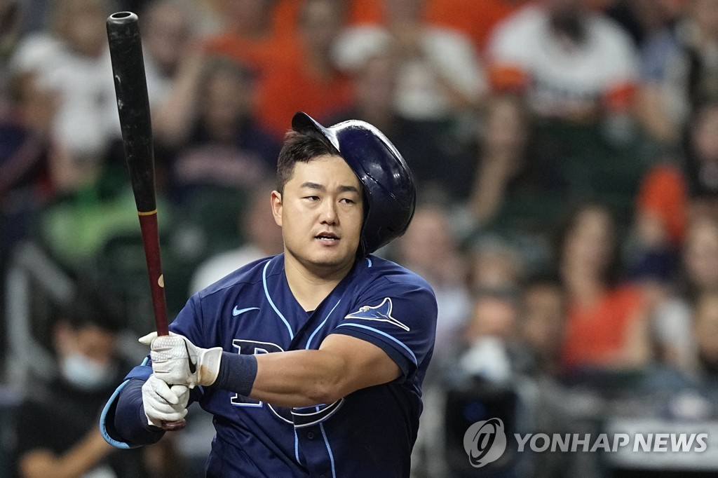 In this Associated Press file photo from Sept. 30, 2021, Choi Ji-man of the Tampa Bay Rays loses his helmet on a swing against the Houston Astros in the top of the seventh inning of a Major League Baseball regular season game at Minute Maid Park in Houston. (Yonhap)