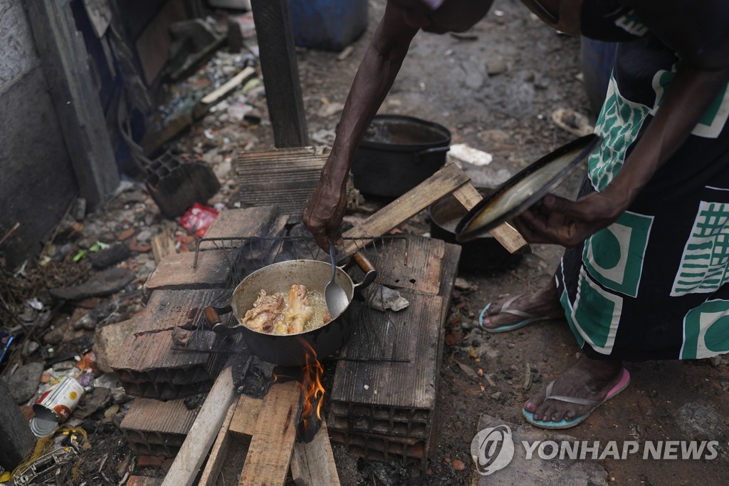 조리용 연료 가격 상승에 나무를 때서 요리하는 브라질 리우 빈민촌 주민
