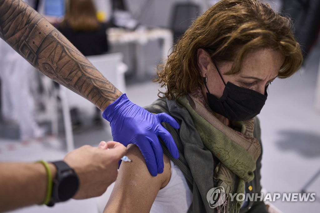 '오미크론 변이' 확산에 백신접종 하는 스페인 여성