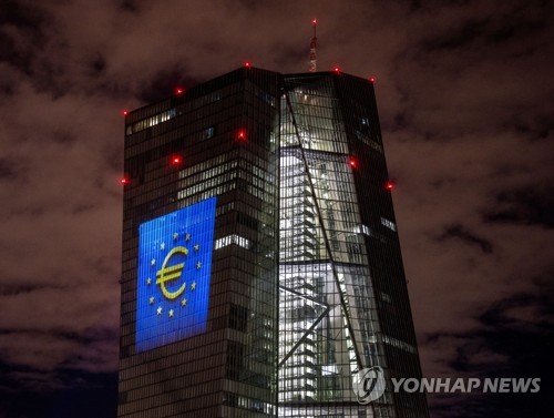 새해 유로화 지폐·주화 도입 20주년…ECB, 기념 조명으로 자축