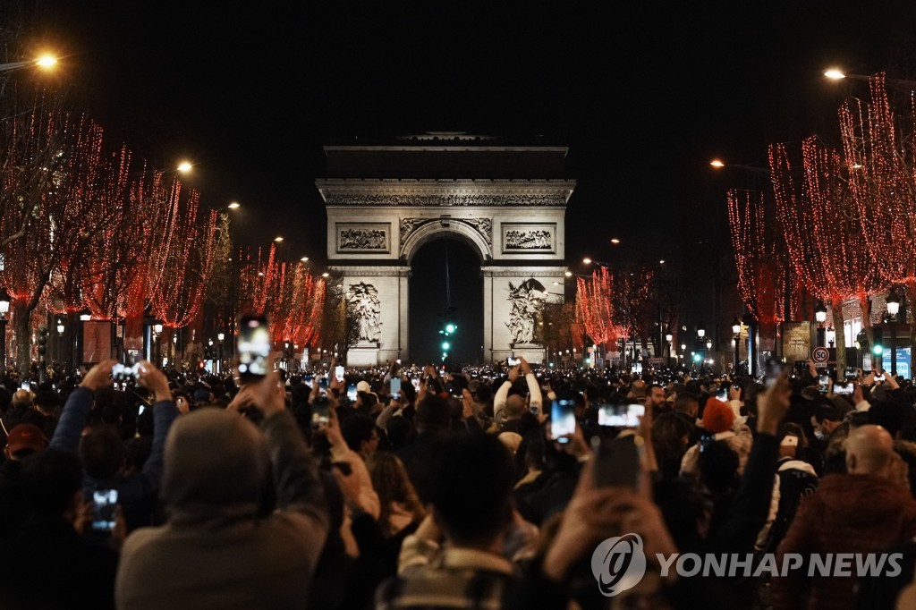 개선문 앞에서 새해를 축하하는 파리 시민들