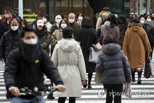 일본 코로나 신규확진 첫 10만명 돌파…총리관저에서도 감염자
