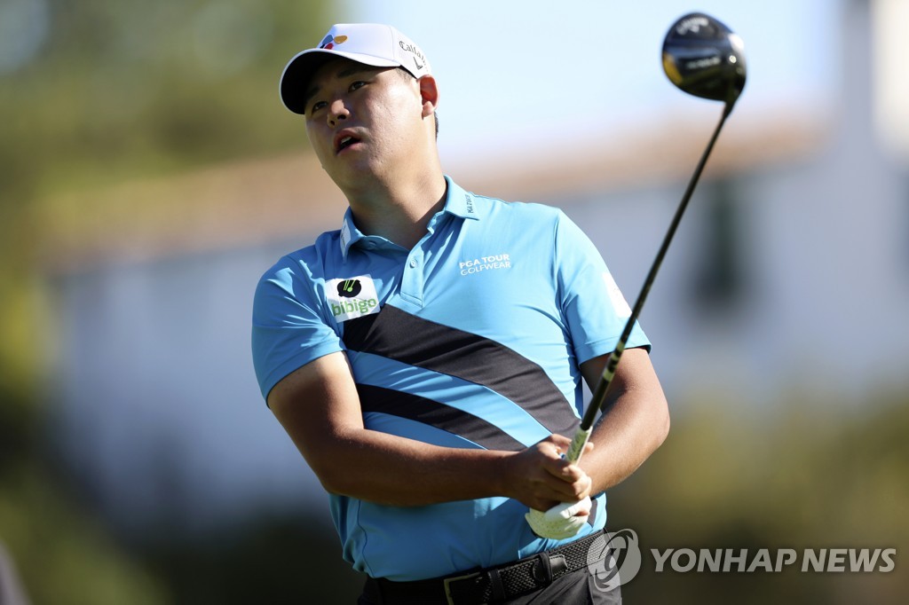 In this Associated Press photo, Kim Si-woo of South Korea watches his tee shot from the second hole during the third round of the Genesis Invitational at Riviera Country Club in Pacific Palisades, California, on Feb. 19, 2022. (Yonhap)