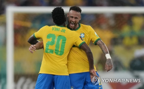 브라질 대표팀의 네이마르(오른쪽)와 비니시우스 주니오르