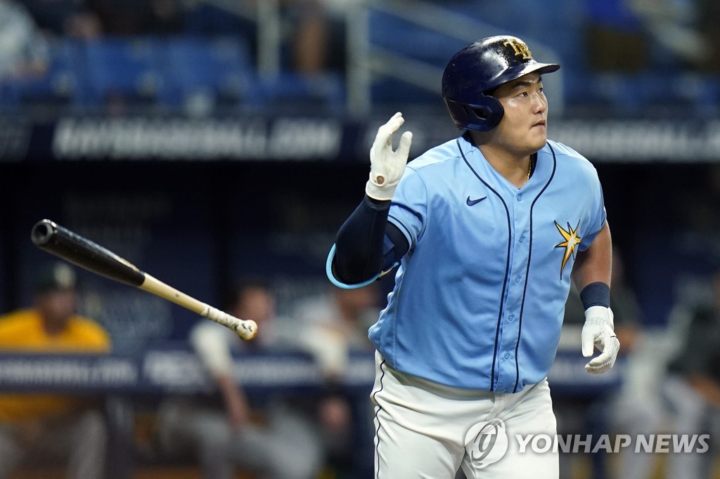 In this Associated Press photo, Choi Ji-man of the Tampa Bay Rays flips his bat after hitting a three-run home run off Adam Oller of the Oakland Athletics during the bottom of the second inning of a Major League Baseball regular season game at Tropicana Field in St. Petersburg, Florida, on April 12, 2022. (Yonhap)
