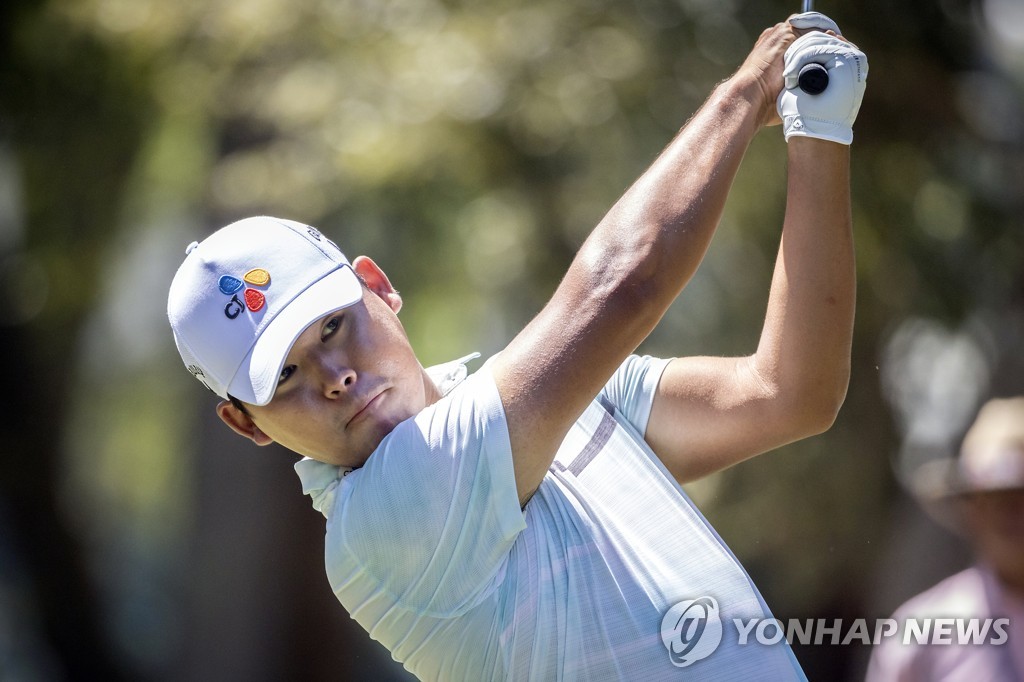 In this Associated Press file photo from April 17, 2022, Kim Si-woo of South Korea hits a tee shot at the 18th hole during the final round of the RBC Heritage at Harbour Town Golf Links in Hilton Head Island, South Carolina. (Yonhap)
