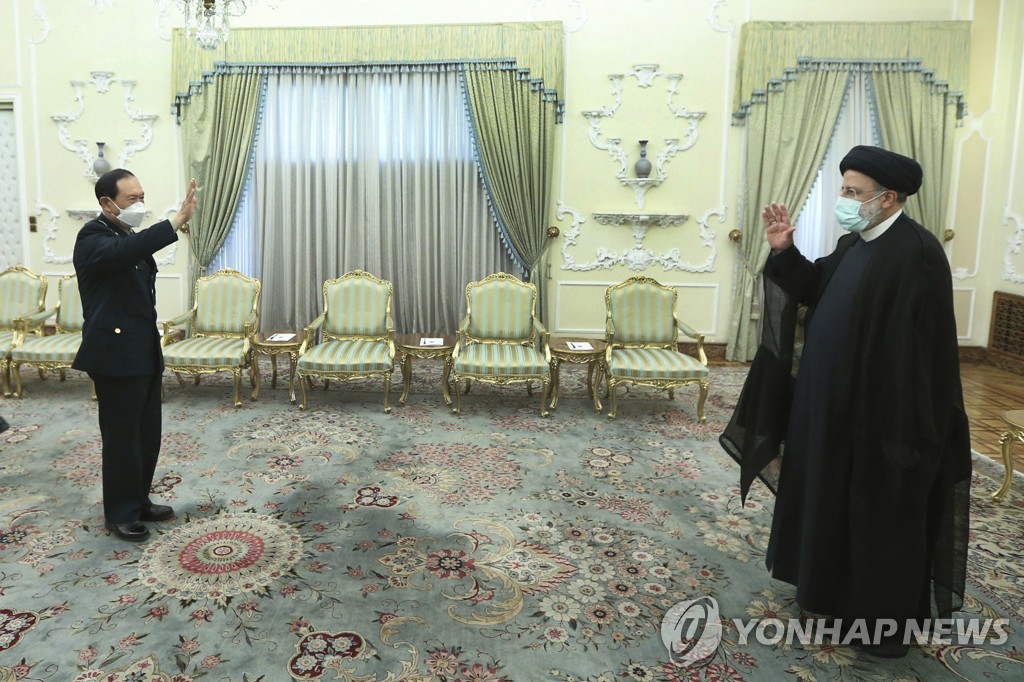 중국 국방부장 만난 이란 대통령(오른쪽)