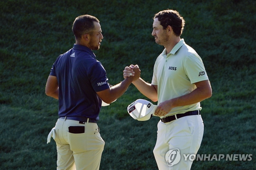 3라운드 경기 마치고 손 맞잡은 쇼펄레(왼쪽)와 캔틀레이