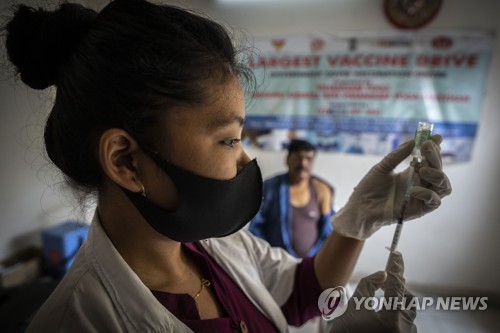 인도서 코로나19 백신 접종을 준비하는 의료진