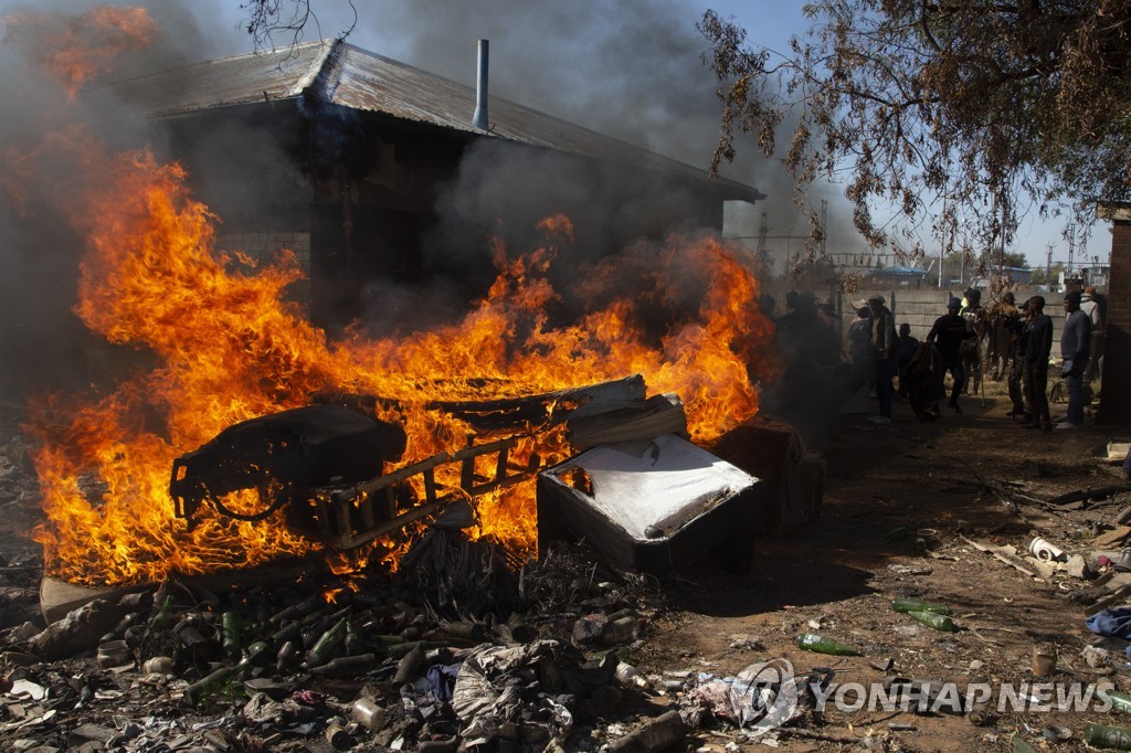 지난 5일 남아공 크루거스도르프에서 불법광부 소유물을 불태우는 지역 주민들