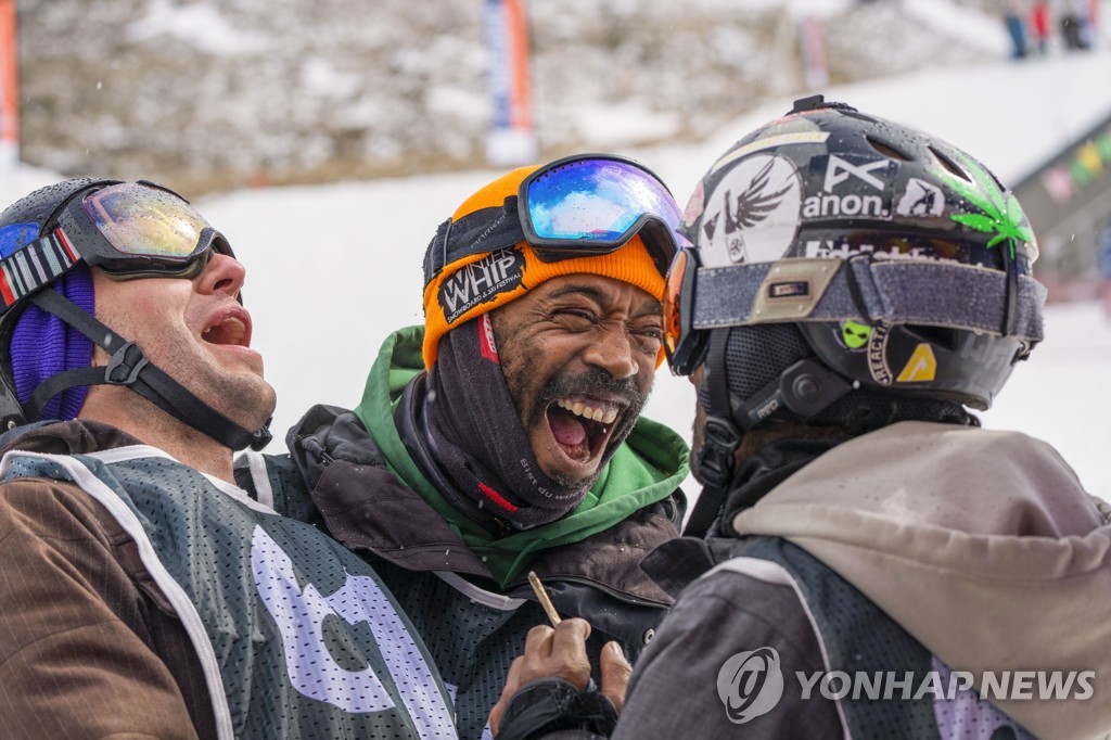 레소토 아프리스키 리조트에서 열린 스키 대회에 참석한 런던 출신 남성(가운데)의 웃음.