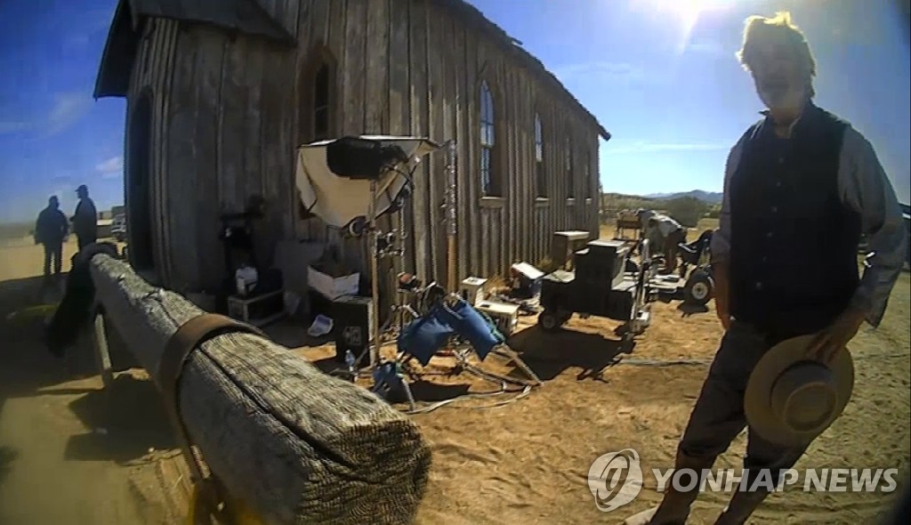 사고 직후 알렉 볼드윈 모습